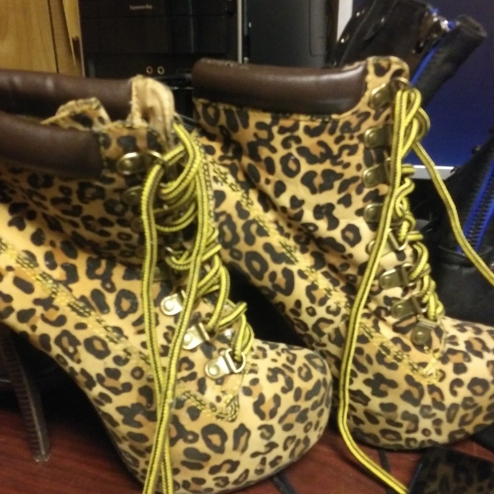 Leopard print hi heels size 7